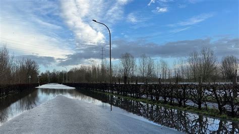 Maldersesteenweg en Zwaantje afgesloten door wateroverlast。